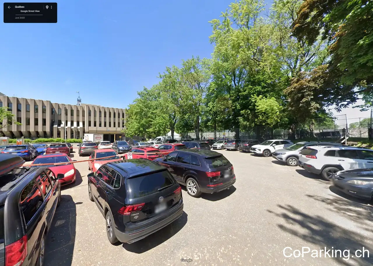 905 Ave Wilfrid-Laurier Parking