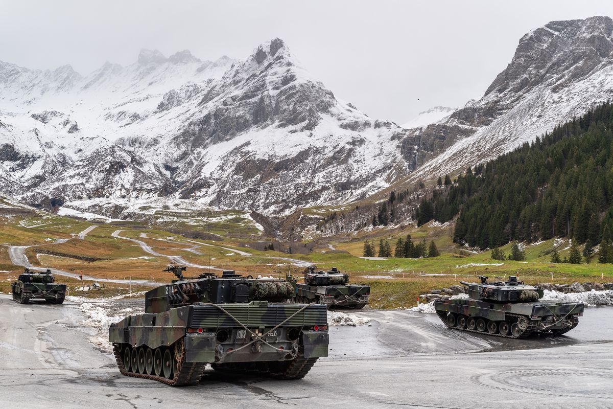 Convoi militaire suisse dans les Alpes