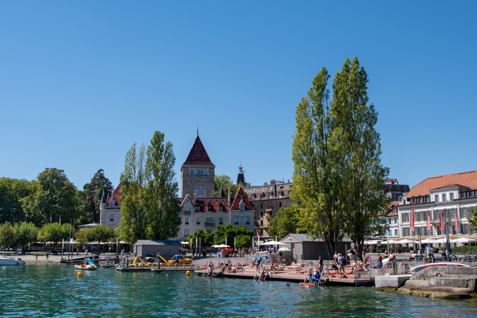 Les quais d'Ouchy à Lausanne avec le Château d'Ouchy et les bateaux amarrés au port
