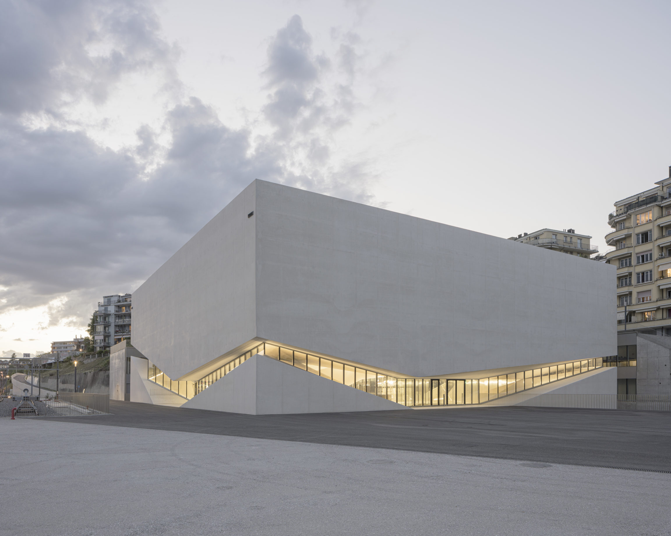 Le quartier culturel Plateforme 10 à Lausanne avec ses bâtiments modernes et son esplanade